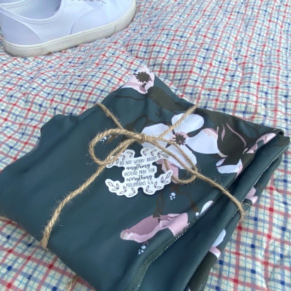 💙🌸 Albion Fit Blue Leggings with Pink Flowers – Size Small – $25 - Picture 4 of 5